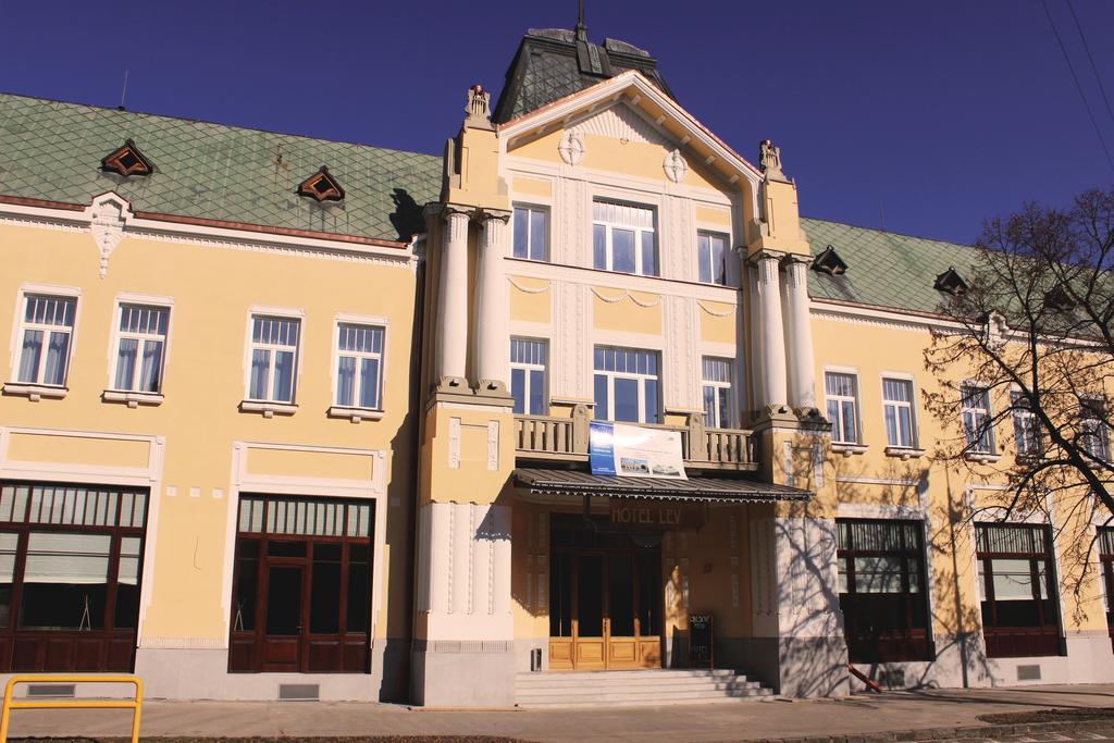 Hotel Lev Levice Exterior foto